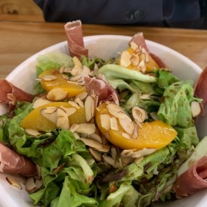 ensalada de prosciutto, almendras y melocoton