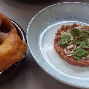 Tartar de res con hojaldras