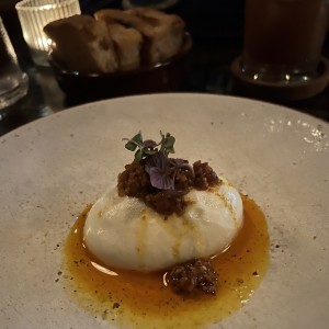 Burrata Di buffala,Con salsa macha y sus Pifias