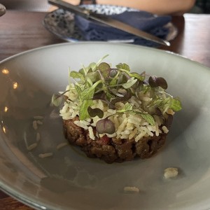 Tartare de Res Grass fed local,con guindillas y hojaldras