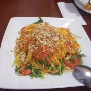 Ensalada de mango y camarones