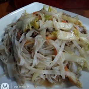 Salteado de carne con ajo y fideos de arroz