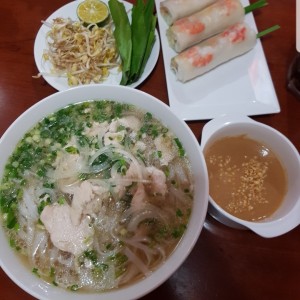 Pho Ga (pollo) y Nem Song (fresco) 