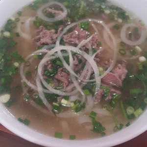 sopa Pho con carne salteada