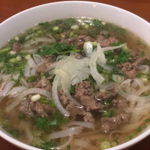 Pho de res con fideos