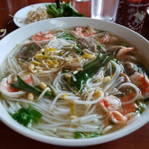 pho de albondigas y camarones