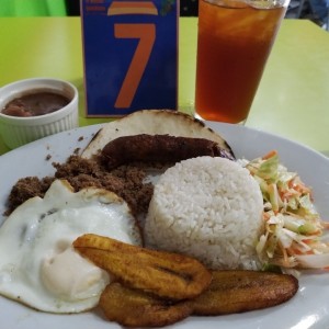 Bandeja Quindiana y aguapanela