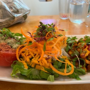 Tomate relleno de nueves y ceviche de platano