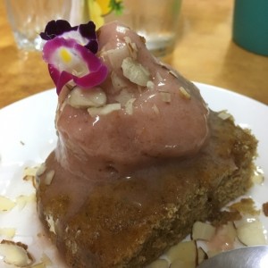 Pastel de zanahoria con helado de fresa