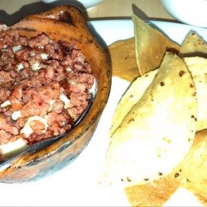 queso fundido con chorizo y totopos