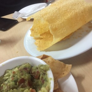 guacamole con chicharron de queso