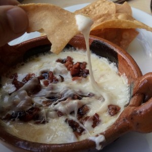 queso fundido con chorizo (choriqueso)