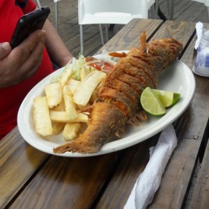 Yuca con pescado frito y ensalada