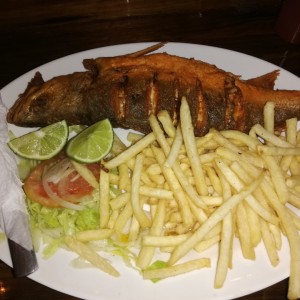 pescadito frito con papas y ensaladita