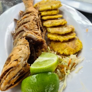 Pescado Frito con Patacones