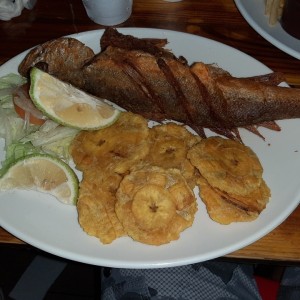 Pescado frito con patacones