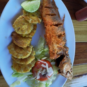 pescado frito con patacones 