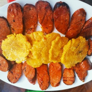 Chorizo parrillero con patacones ??