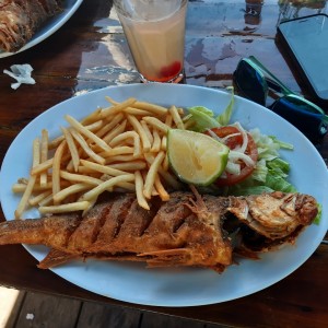 Pescado Frito con papas fritas