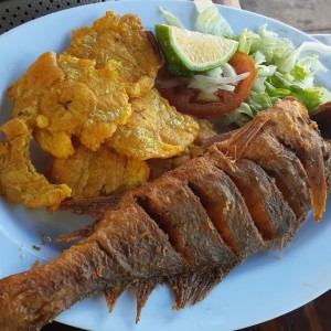 Pescado Frito con patacones