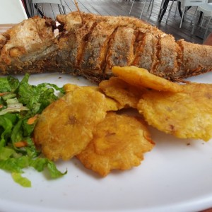 deliciosa corvina con patacones y ensalada