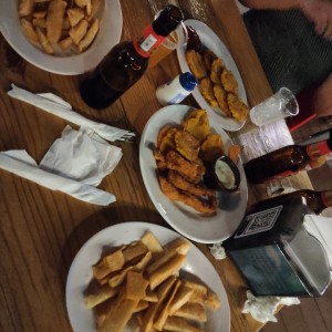 Picadas con deditos de pollo, patacones fritos y yuca frita.