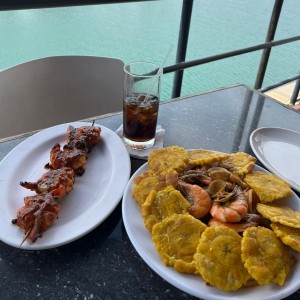 Picada de Mariscos y la famosa brocheta de camarones 