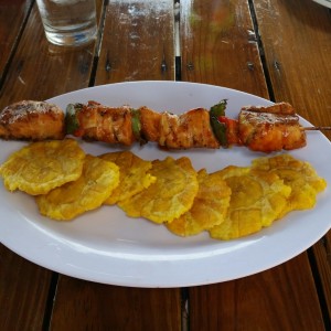 brocheta de pollo con patacones