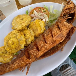 Pescado frito con patacones