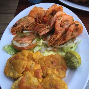 Langostinos al Ajillo con Patacones