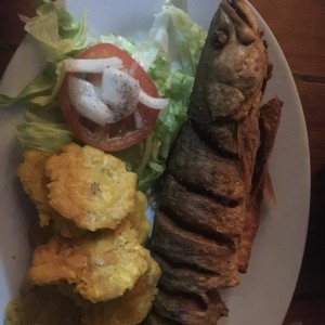 pescado frito con patacones 