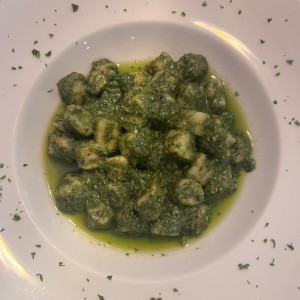 Gnocchi con pesto