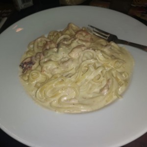 pasta con mariscos en salsa blanca