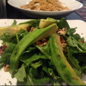 ensalada verde con aguacate y nueces