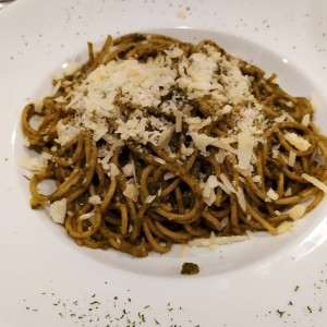 spaghetti con salsa al pesto