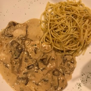 pechuga de pollo en salsa con Pasta 