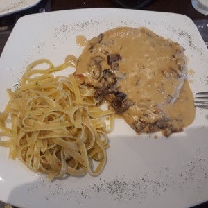 Pechuga porcini con pasta al olio