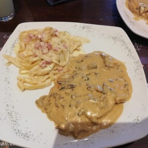 Pechuga porcini con pasta alfredo