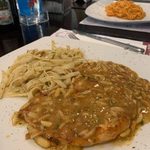 filete de pollo en salsa de almendra con pasta al olio