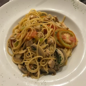 pasta con pollo y hongos en aceite de oliva 