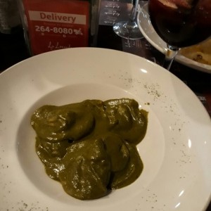 raviolis de ricotta y espinaca..salsa pesto