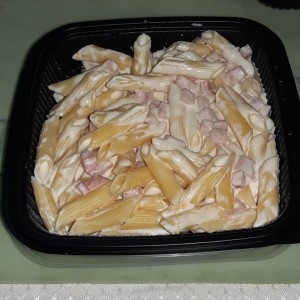 pasta penne en salsa alfredo y jamon