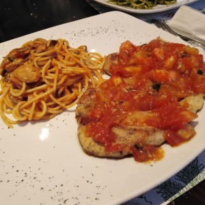 Pollo en salsa roja y pasta boscaiola