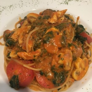 pasta de pollo en salsa Rosada