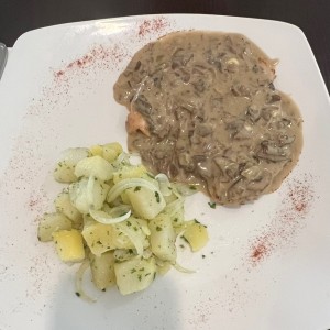 Pollo al Fungi con papas salteadas