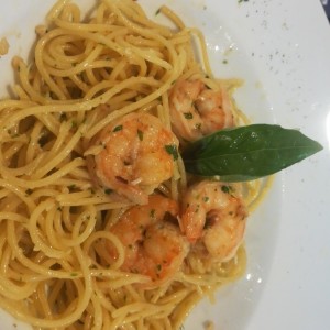 Spaghettis con camarones al olio