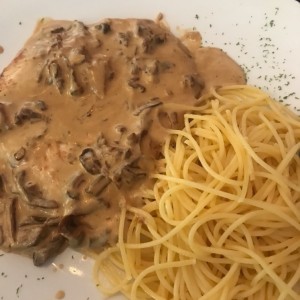 pechuga de pollo porcini con spaghettis al burro (mantequilla)