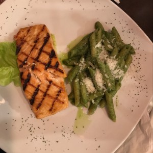 salmon al grill con pasta al pesto