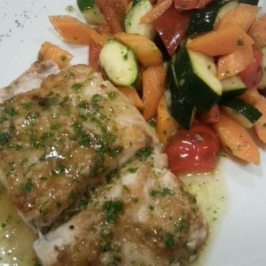 Filete de Corvina al Ajillo con vegetales salteados