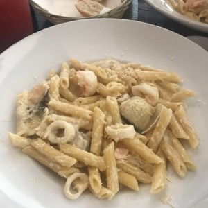 pasta con mariscos en salsa blanca